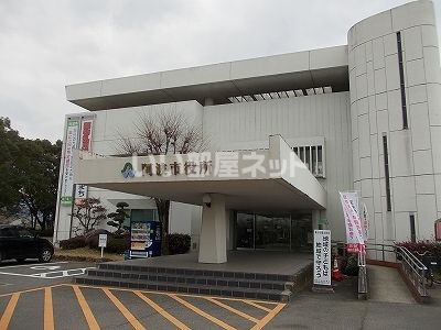 近くの役所まで953m（徒歩12分）
