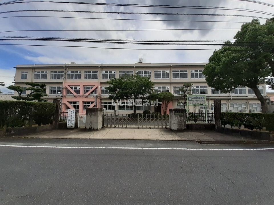 近くの小学校まで686m（徒歩9分）