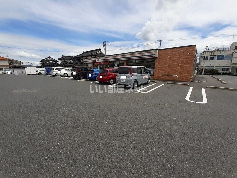 近くのコンビニまで713m（徒歩9分）