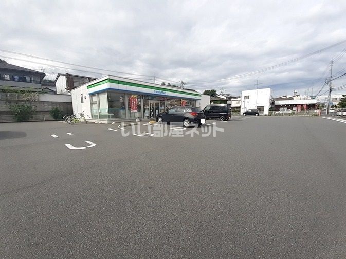 近くのファミリーマート津山小田中店まで612m（徒歩8分）