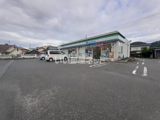 近くのファミリーマート津山城西通店まで911m(徒歩12分)