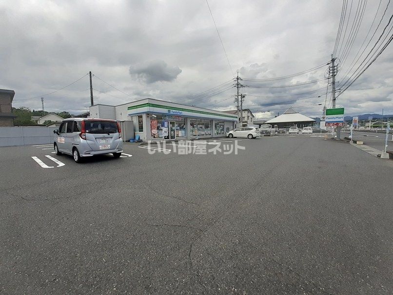 近くのファミリーマート津山平福店まで649m（徒歩9分）
