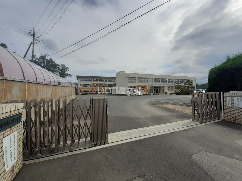 近くの津山市立向陽小学校まで1,643m（徒歩21分）