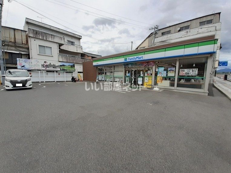 近くのファミリーマート津山駅前店まで730m(徒歩10分)