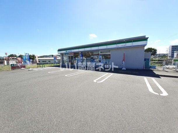近くのファミリーマートノースタウン店まで809m(徒歩11分)