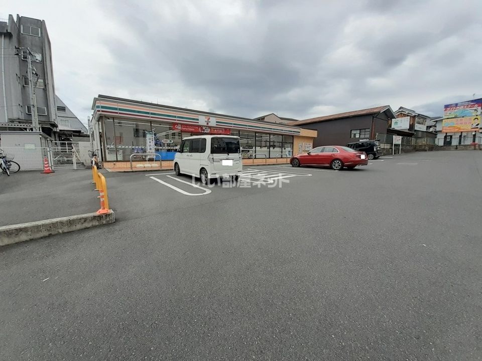 近くのコンビニまで922m（徒歩12分）