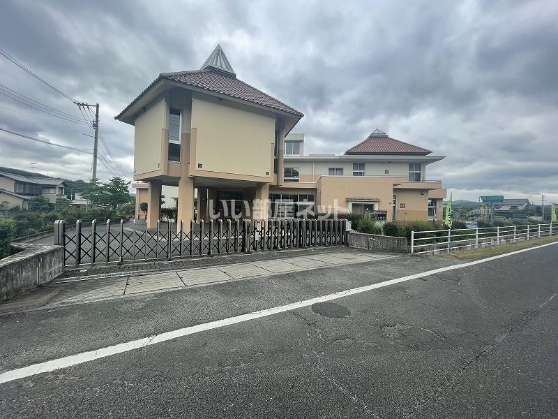 近くの赤磐市立石相小学校まで1,154m(徒歩15分)