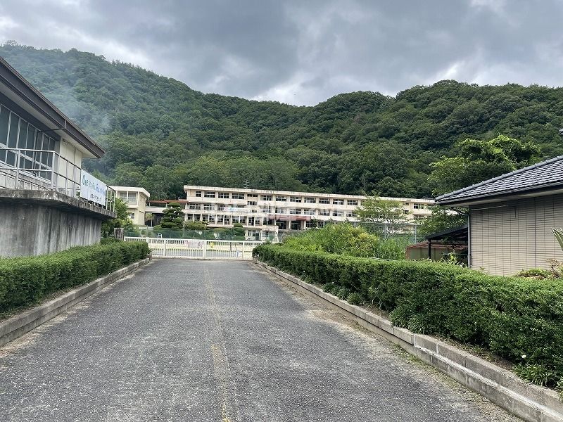 近くの赤磐市立赤坂中学校まで1,274m(徒歩16分)