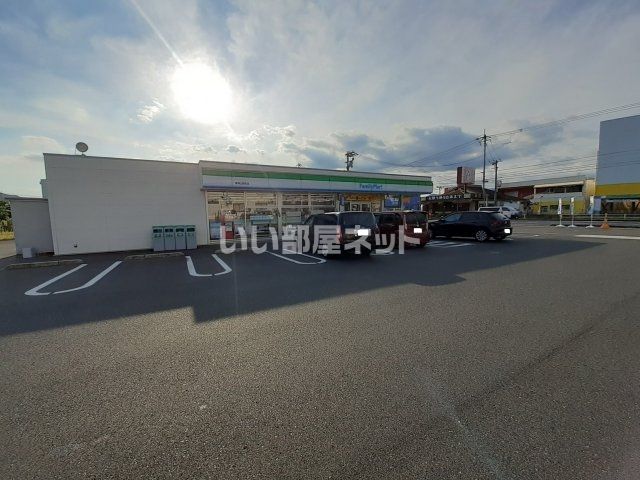 近くのファミリーマート東津山駅前店まで521m（徒歩7分）