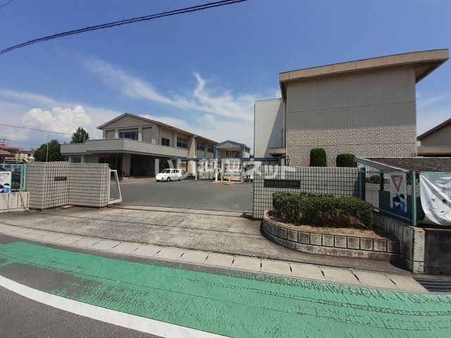 近くの小学校まで907m（徒歩12分）