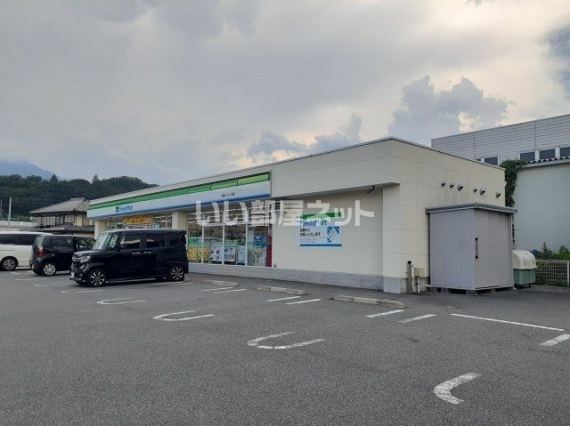 近くのファミリーマート韮崎インター西店まで1,643m（徒歩21分）