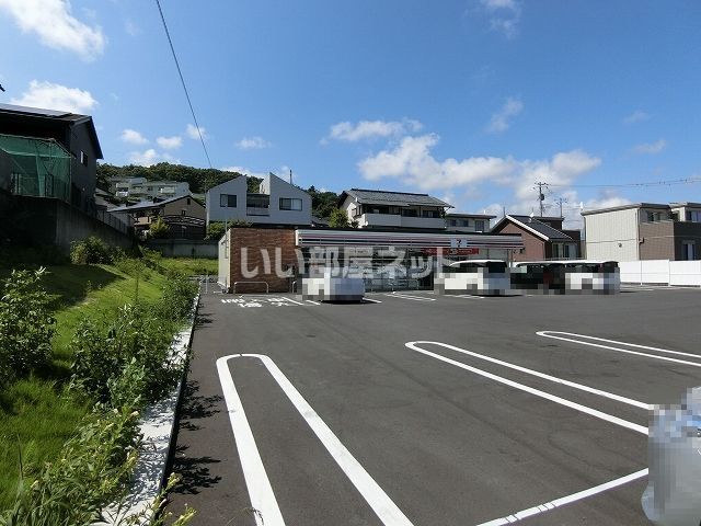 近くのコンビニまで429m（徒歩6分）