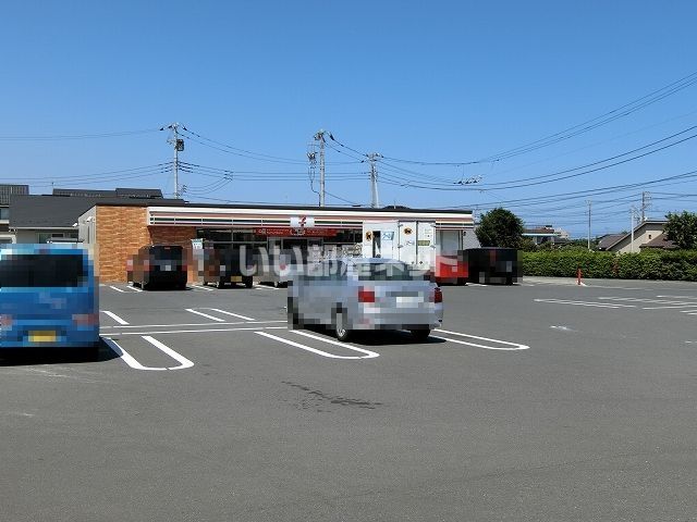 近くのコンビニまで967m（徒歩13分）