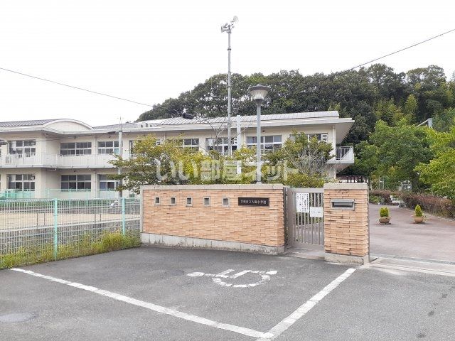 近くの笠岡市立大島小学校まで730m（徒歩10分）