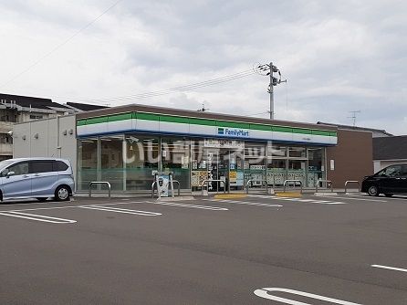 近くのコンビニまで817m（徒歩11分）