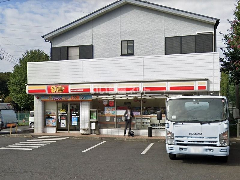 近くのコンビニまで698m（徒歩9分）