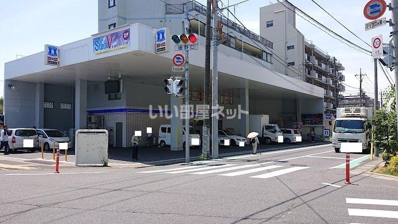 近くのコンビニまで197m（徒歩3分）