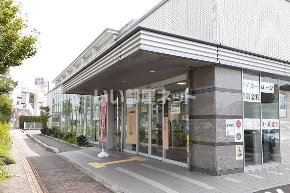 近くの銀行まで598m（徒歩8分）