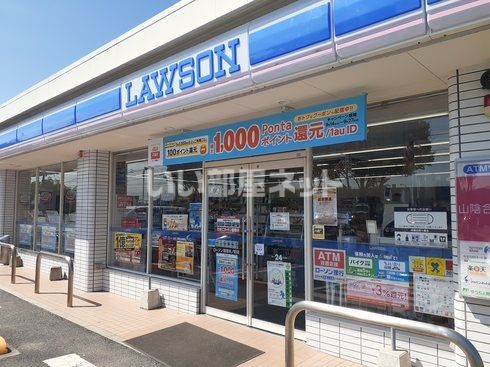 近くのコンビニまで633m（徒歩8分）