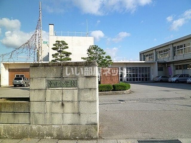 近くの高岡市立中田小学校まで238m（徒歩3分）