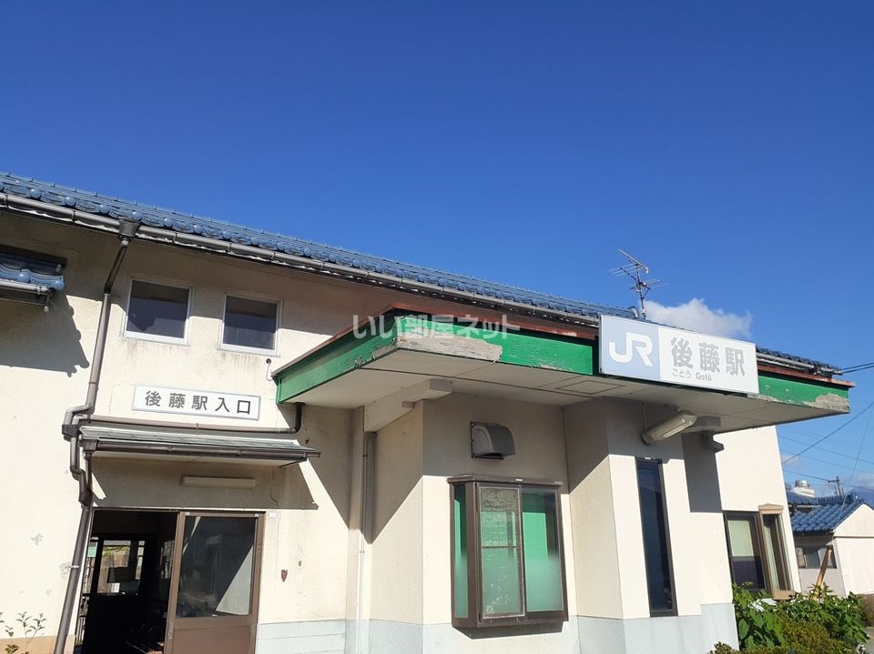 近くの施設まで701m（徒歩9分）