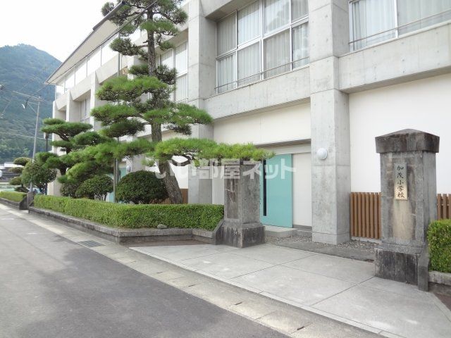 近くの加茂小学校まで1,476m（徒歩19分）