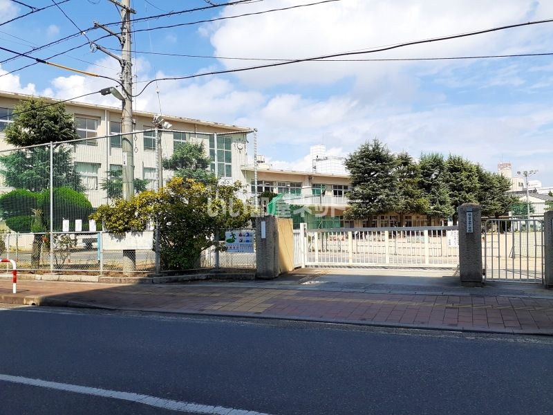 近くの小学校まで723m（徒歩10分）