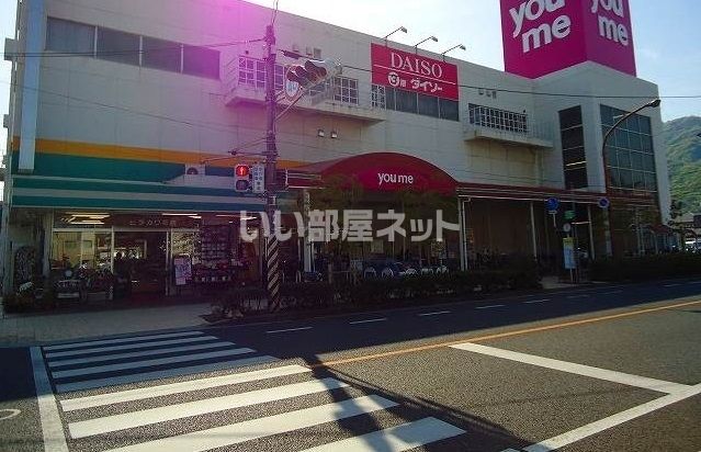 近くの施設まで1,074m（徒歩14分）