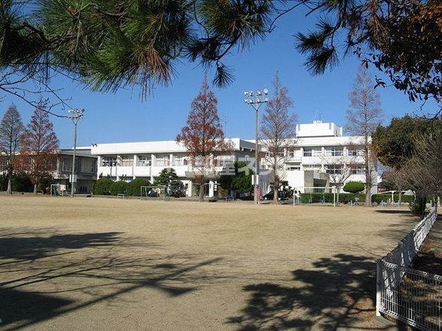 近くの小学校まで705m（徒歩9分）