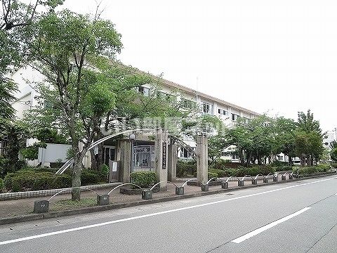 近くの小学校まで1,119m（徒歩14分）