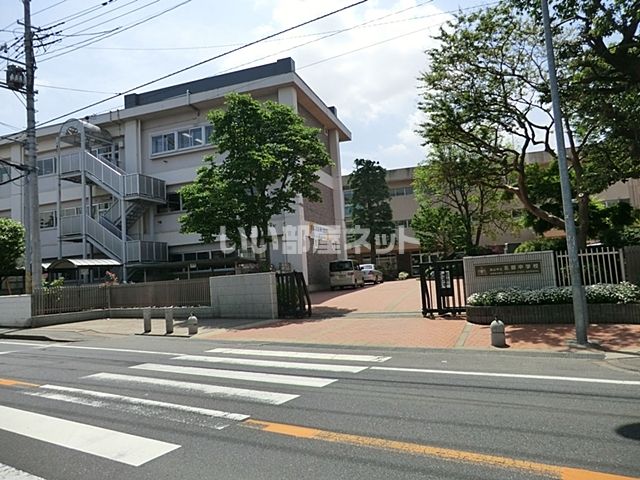 近くの中学校まで1,063m（徒歩14分）