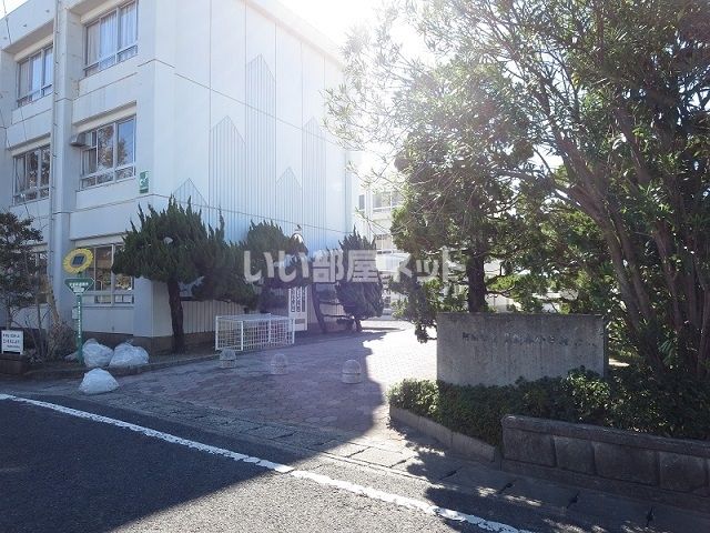 近くの小学校まで230m（徒歩3分）