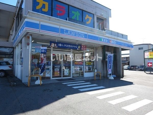 近くのコンビニまで748m（徒歩10分）