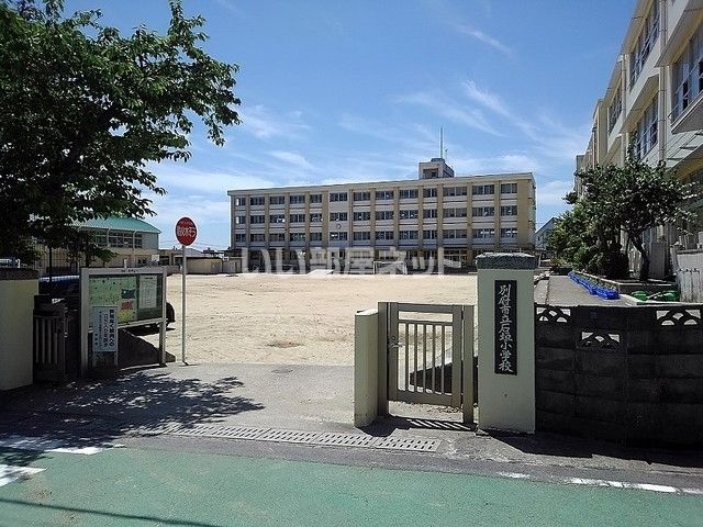 近くの小学校まで627m（徒歩8分）