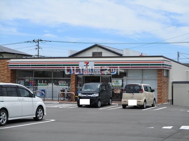 近くのコンビニまで889m（徒歩12分）