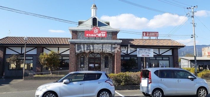 近くの飲食店まで633m（徒歩8分）