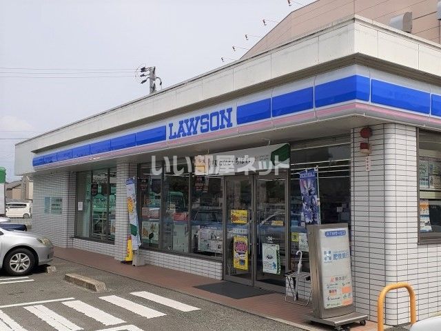 近くのコンビニまで808m（徒歩11分）