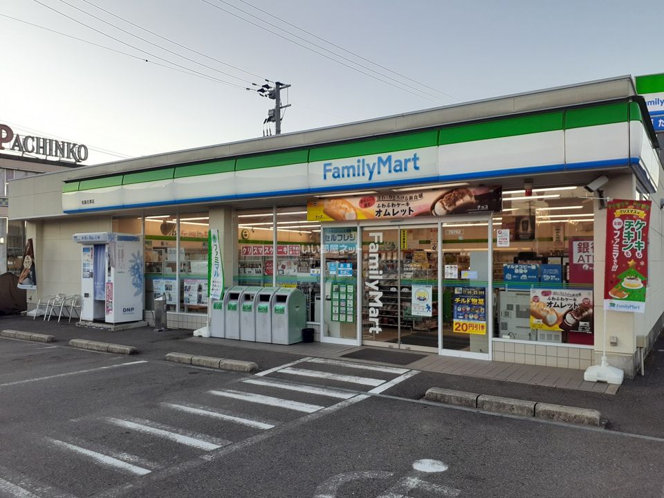 近くのコンビニまで451m（徒歩6分）