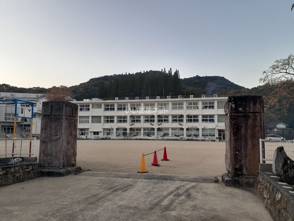 近くの上天草市立今津小学校まで2,030m（徒歩26分）
