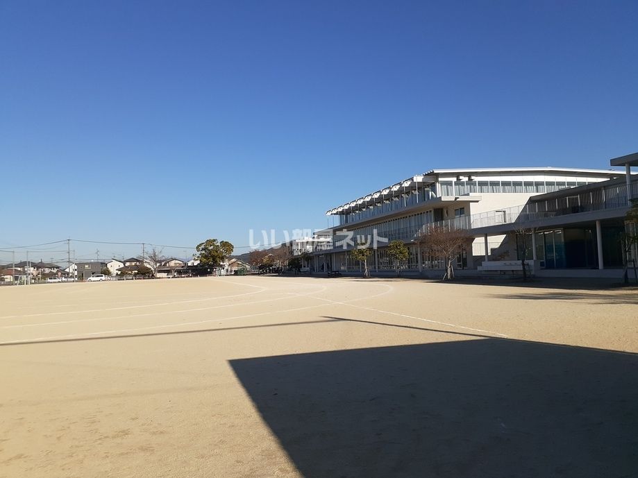 近くの小学校まで460m（徒歩6分）