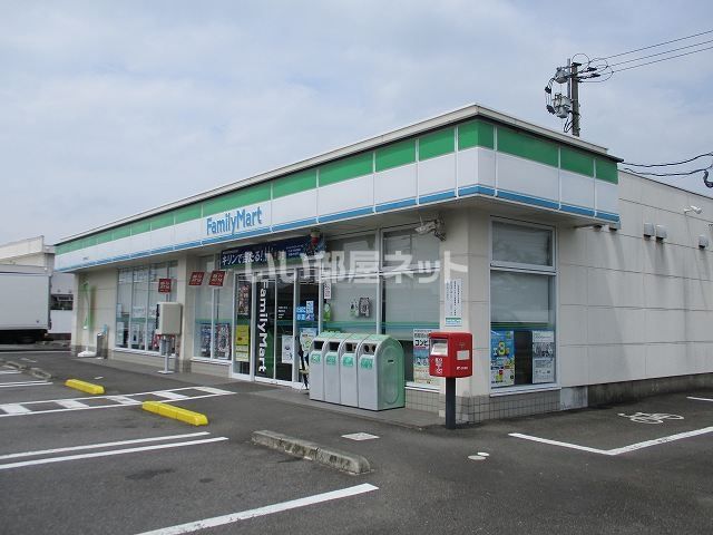 近くのコンビニまで711m（徒歩9分）