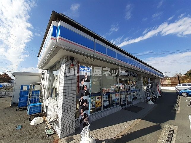 近くのコンビニまで537m（徒歩7分）