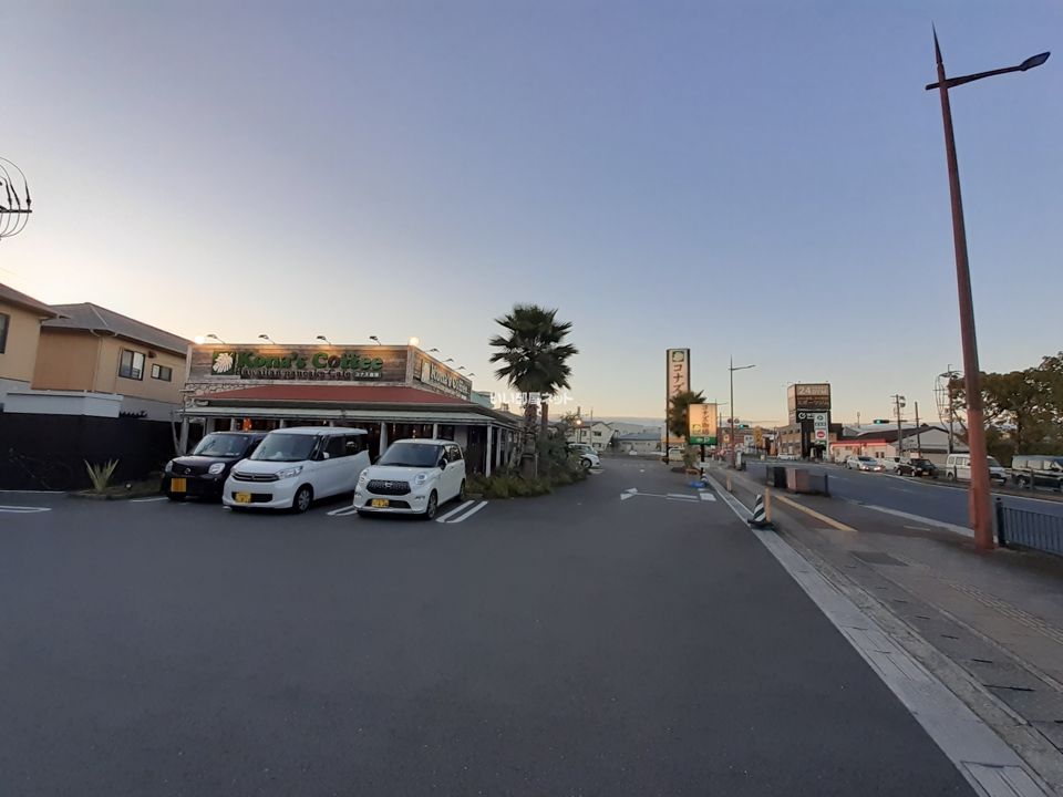 近くの飲食店まで1,073m（徒歩14分）