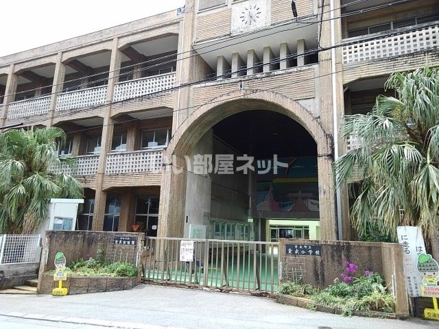 近くに小学校あり