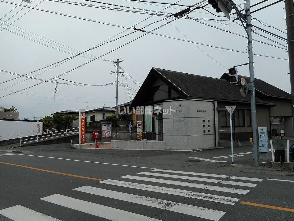近くの郵便局まで590m（徒歩8分）