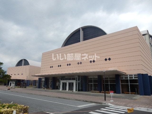 近くにうるま市民芸術劇場あり