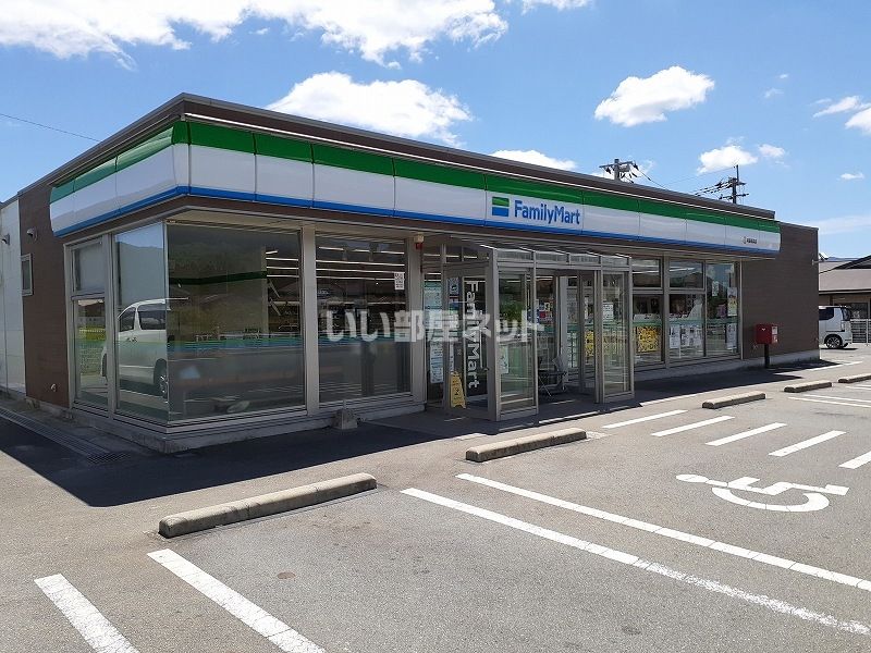 近くのコンビニまで581m（徒歩8分）