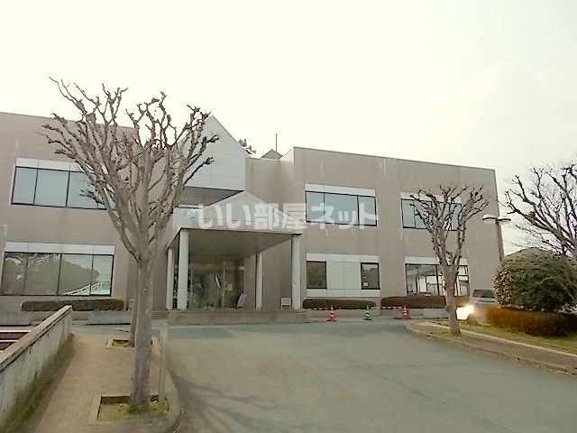 近くの役所まで438m（徒歩6分）