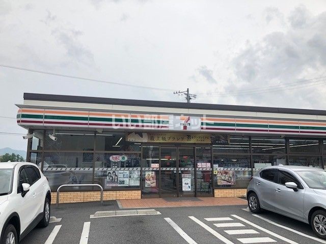 近くのコンビニまで471m（徒歩6分）