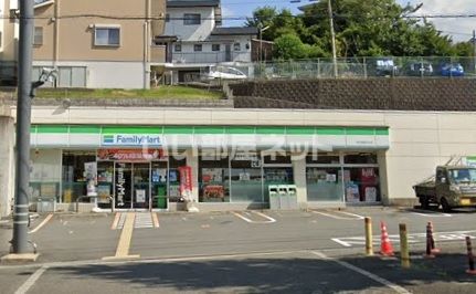 近くのコンビニまで552m（徒歩7分）